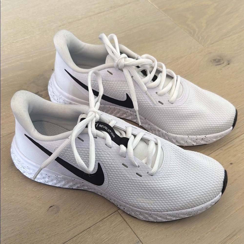 Nike Women’s White and Black Running Shoes BRAND NEW